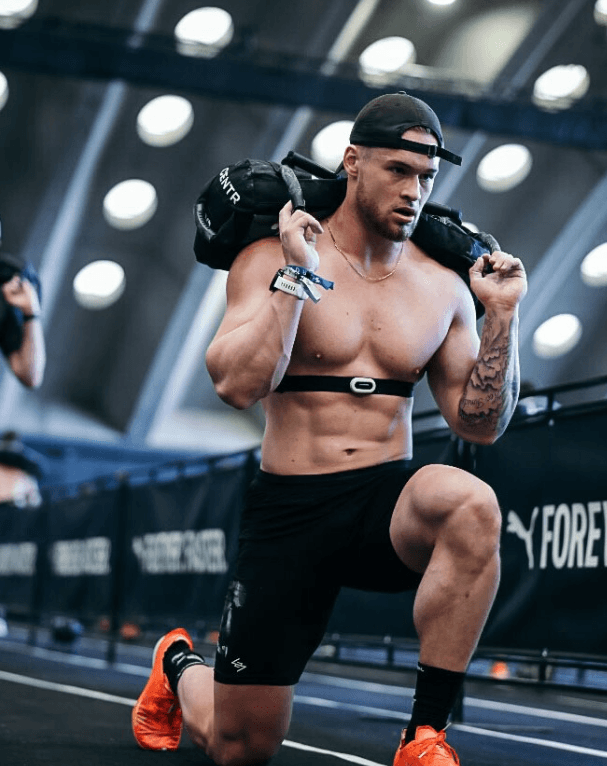 Jeroen Struijlaart: walking lunge met sandbag op de schouders tijdens een indoor wedstrijd